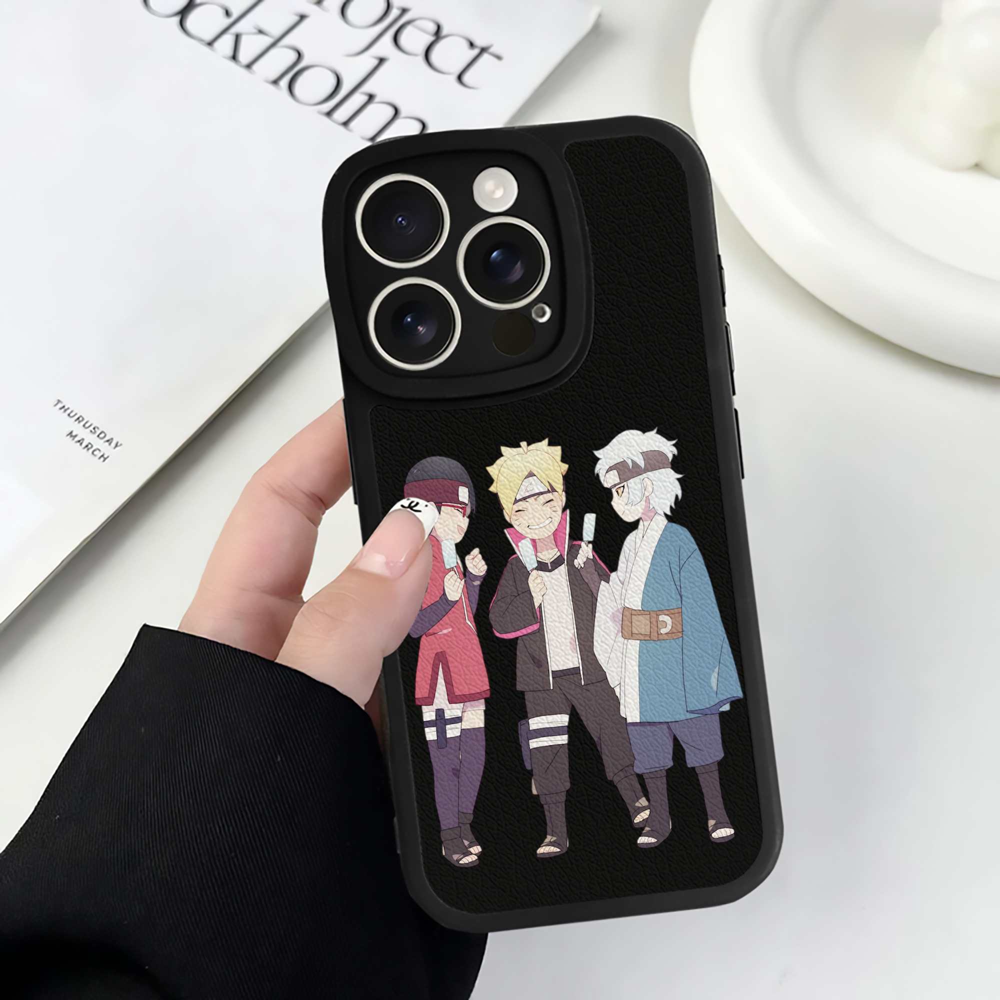 （画像用） NARUTO -ナルト- うちは サラダ Uchiha Sarada 【iPhone 16シリーズ対応】シリコンスマホケース（レザー調） 材質：シリコン